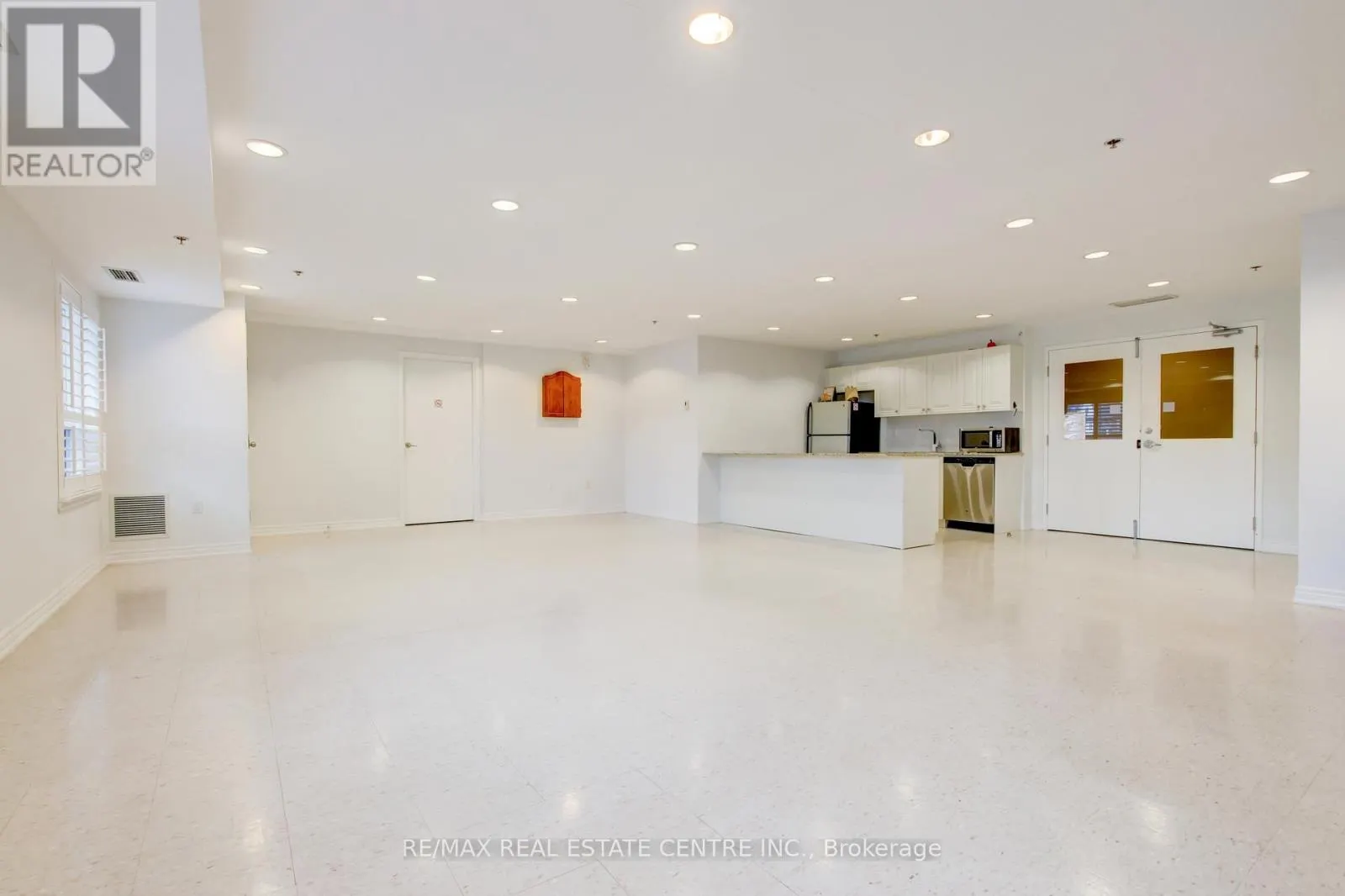 305 - 1419 COSTIGAN ROAD