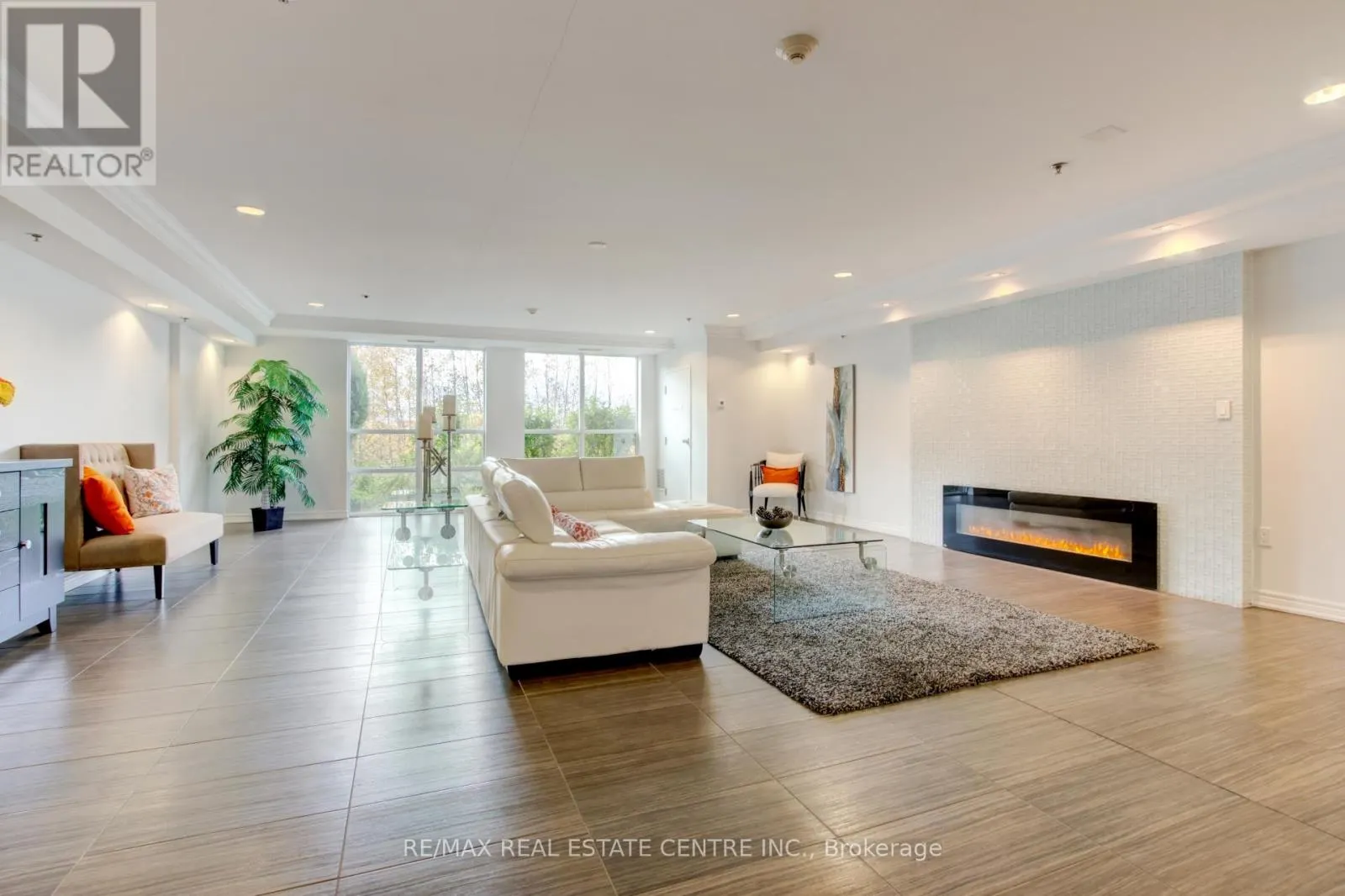 305 - 1419 COSTIGAN ROAD