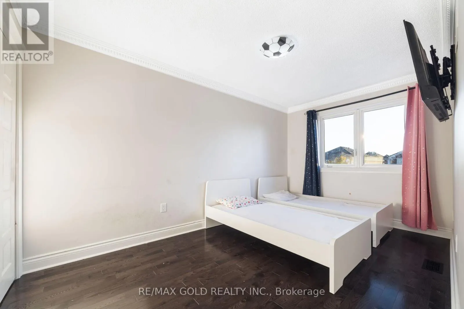 63 MOUNT FUJI CRESCENT