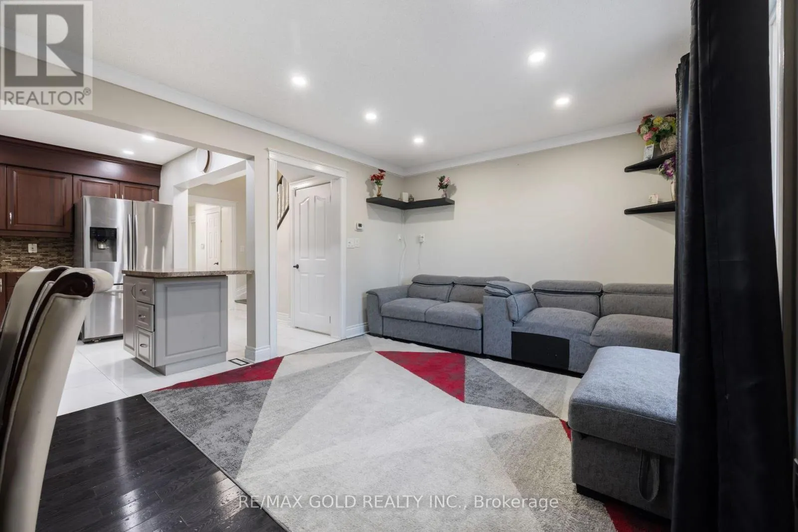 63 MOUNT FUJI CRESCENT