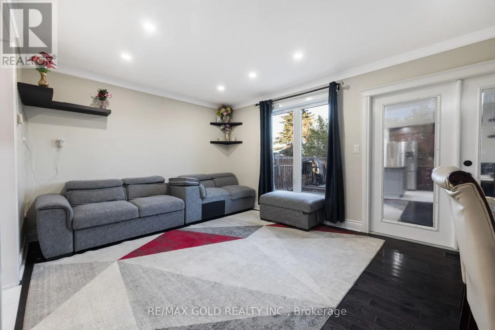 63 MOUNT FUJI CRESCENT