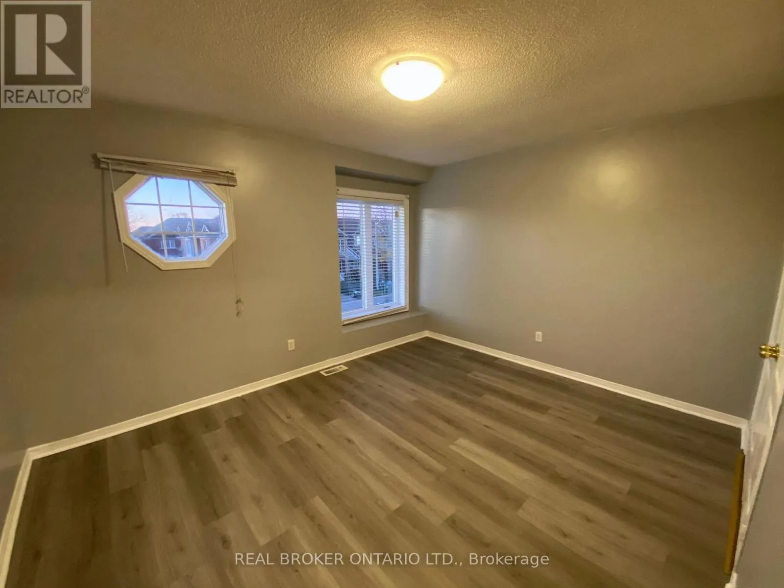 MAIN UNIT - 80 REDFINCH WAY