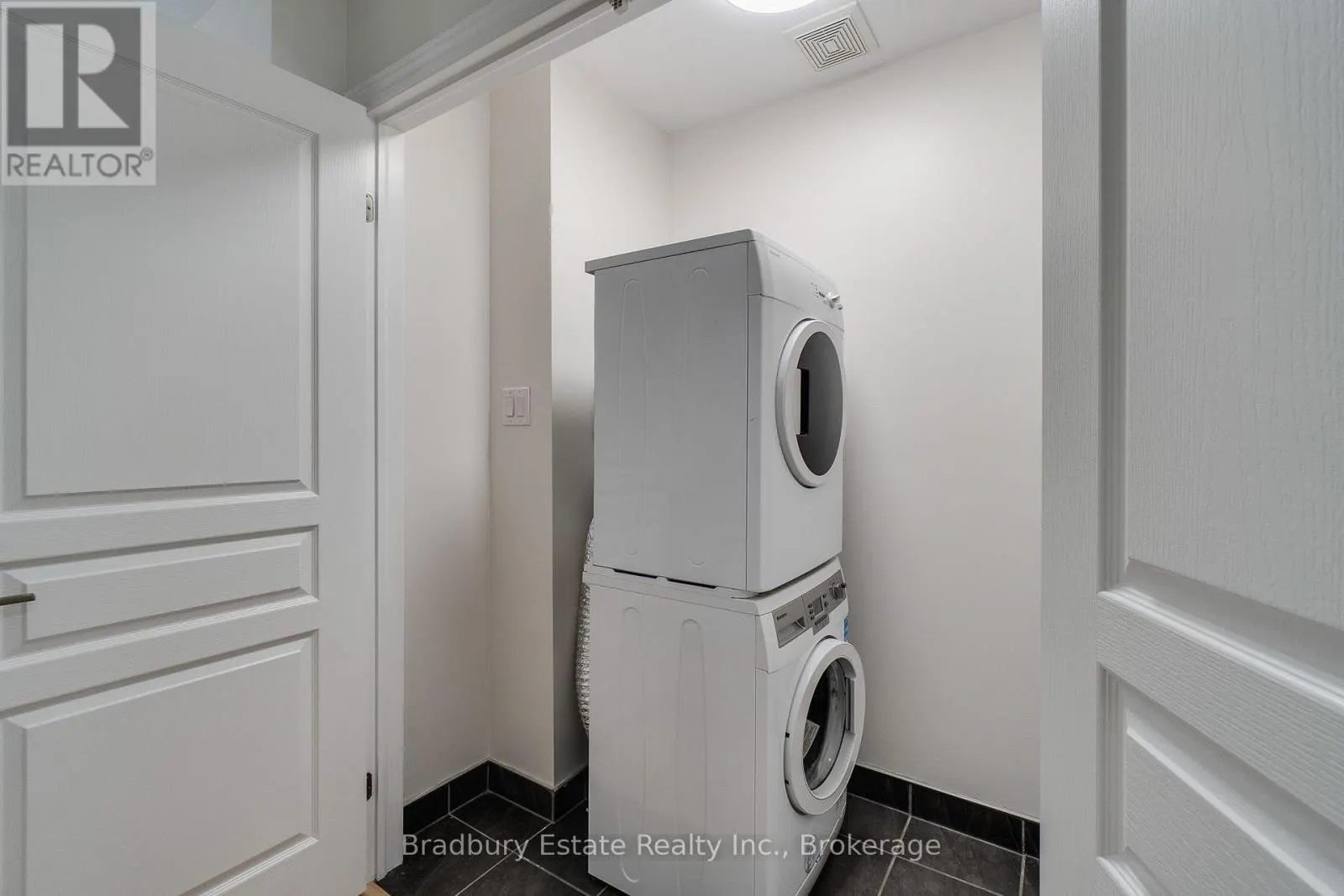 3105 BLACKFRIAR COMMON