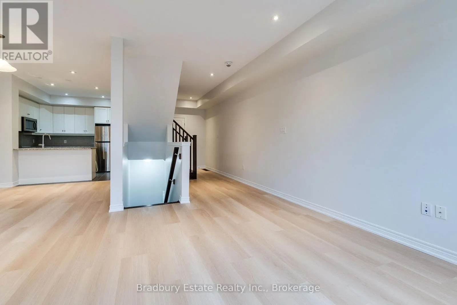 3105 BLACKFRIAR COMMON