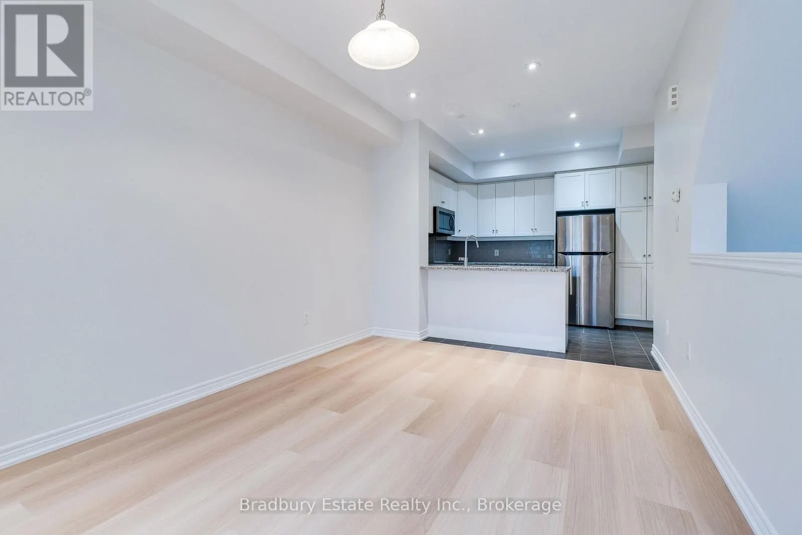 3105 BLACKFRIAR COMMON