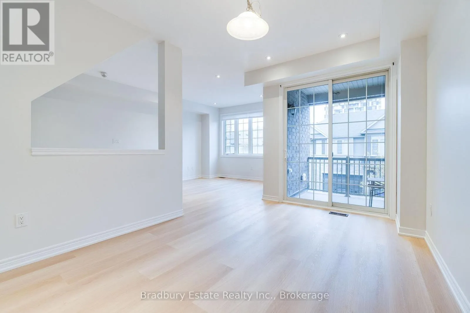 3105 BLACKFRIAR COMMON