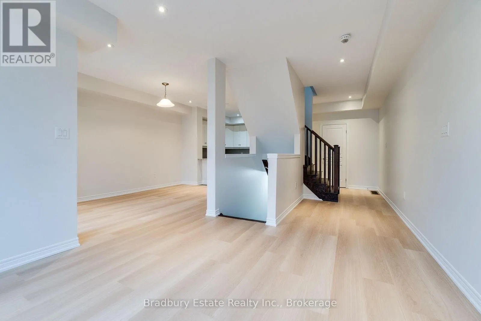 3105 BLACKFRIAR COMMON