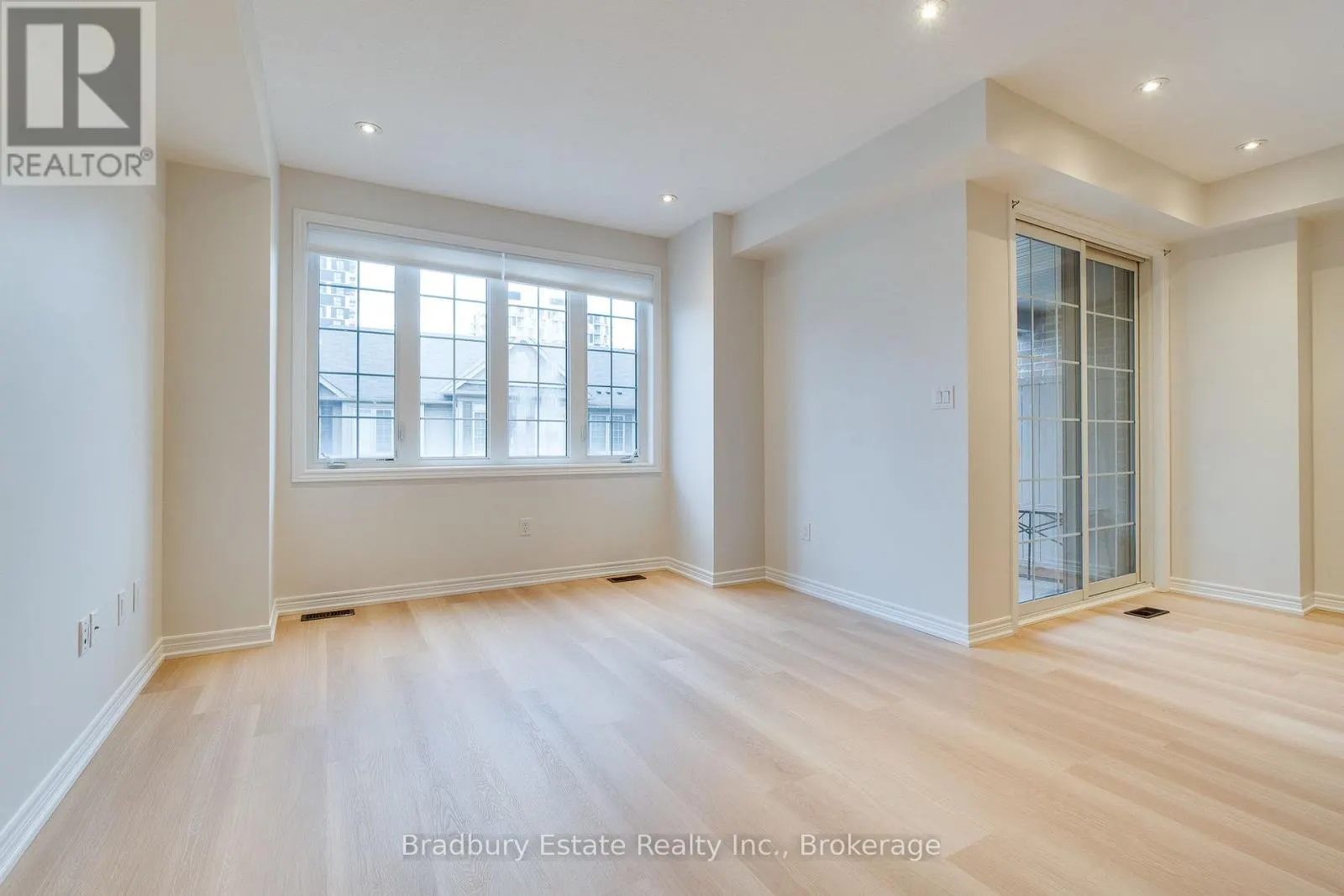 3105 BLACKFRIAR COMMON