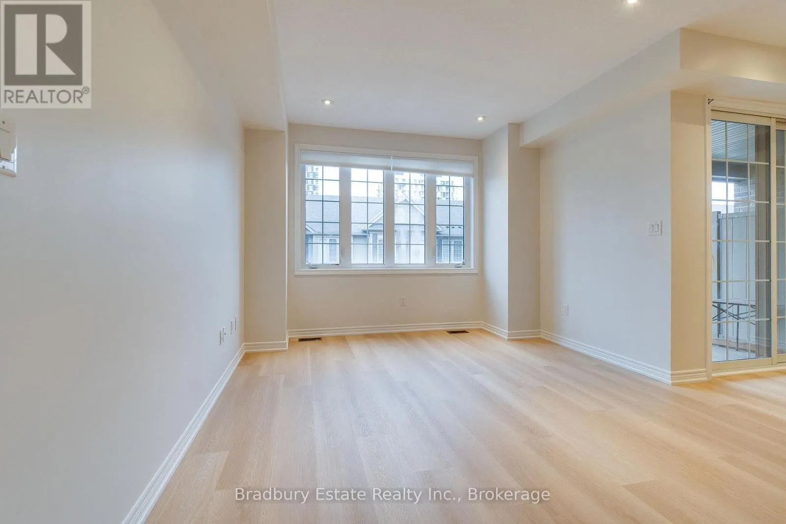 3105 BLACKFRIAR COMMON