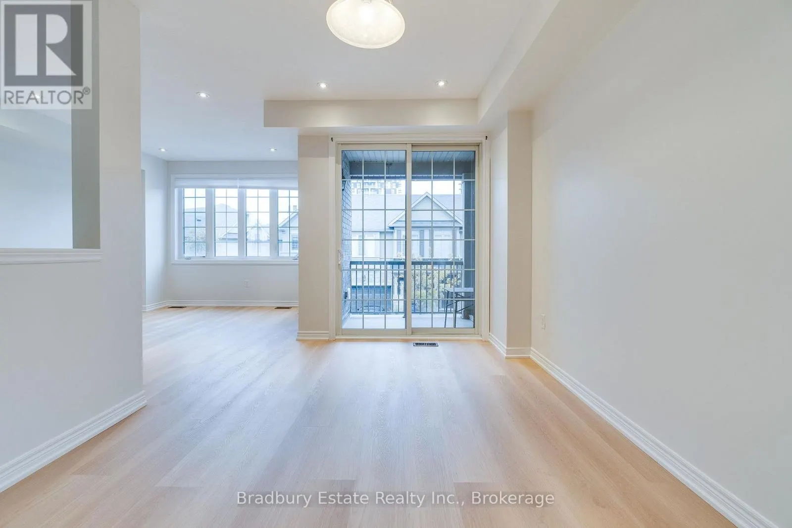 3105 BLACKFRIAR COMMON