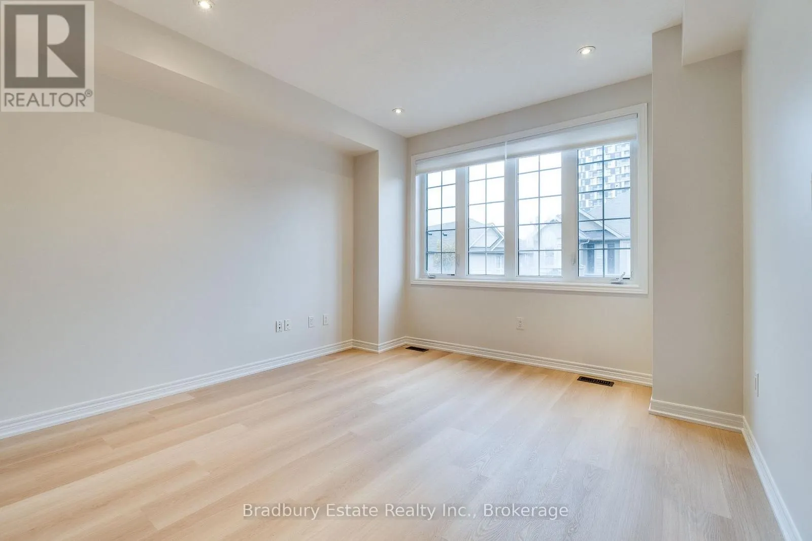 3105 BLACKFRIAR COMMON