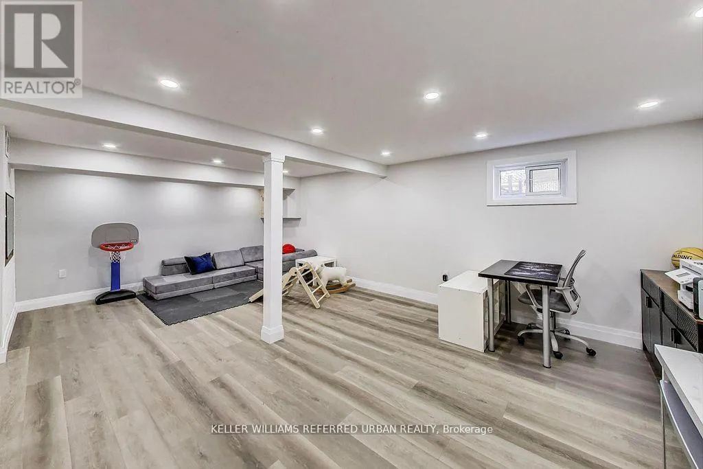 116 FALLINGDALE CRESCENT