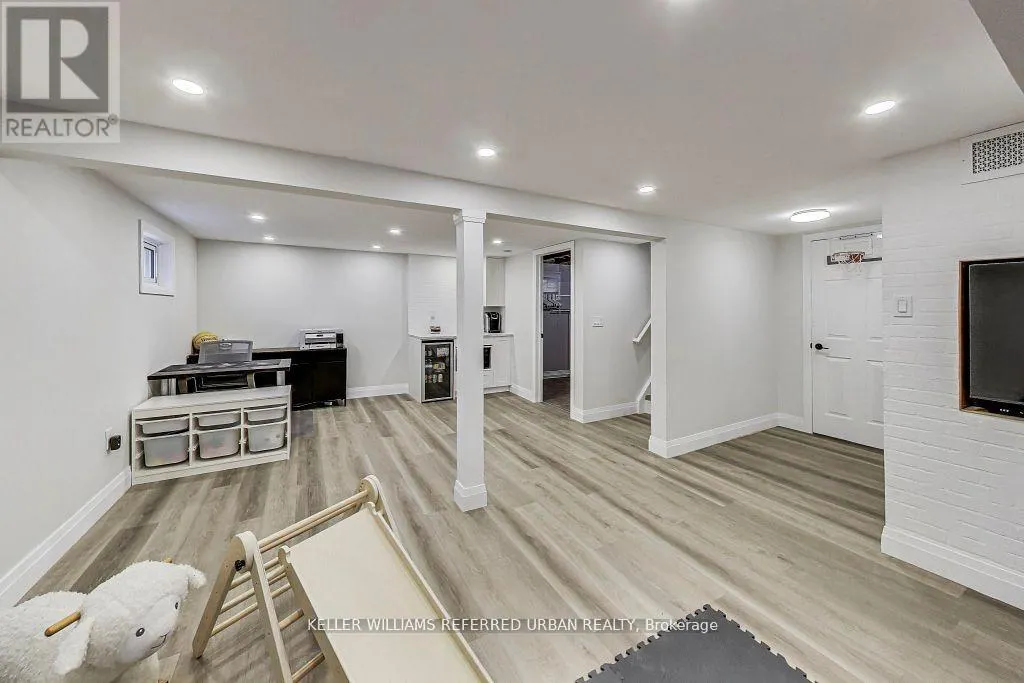 116 FALLINGDALE CRESCENT