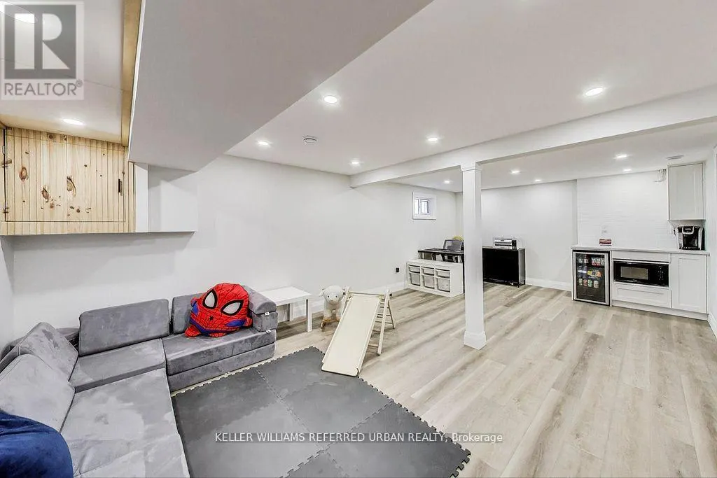 116 FALLINGDALE CRESCENT