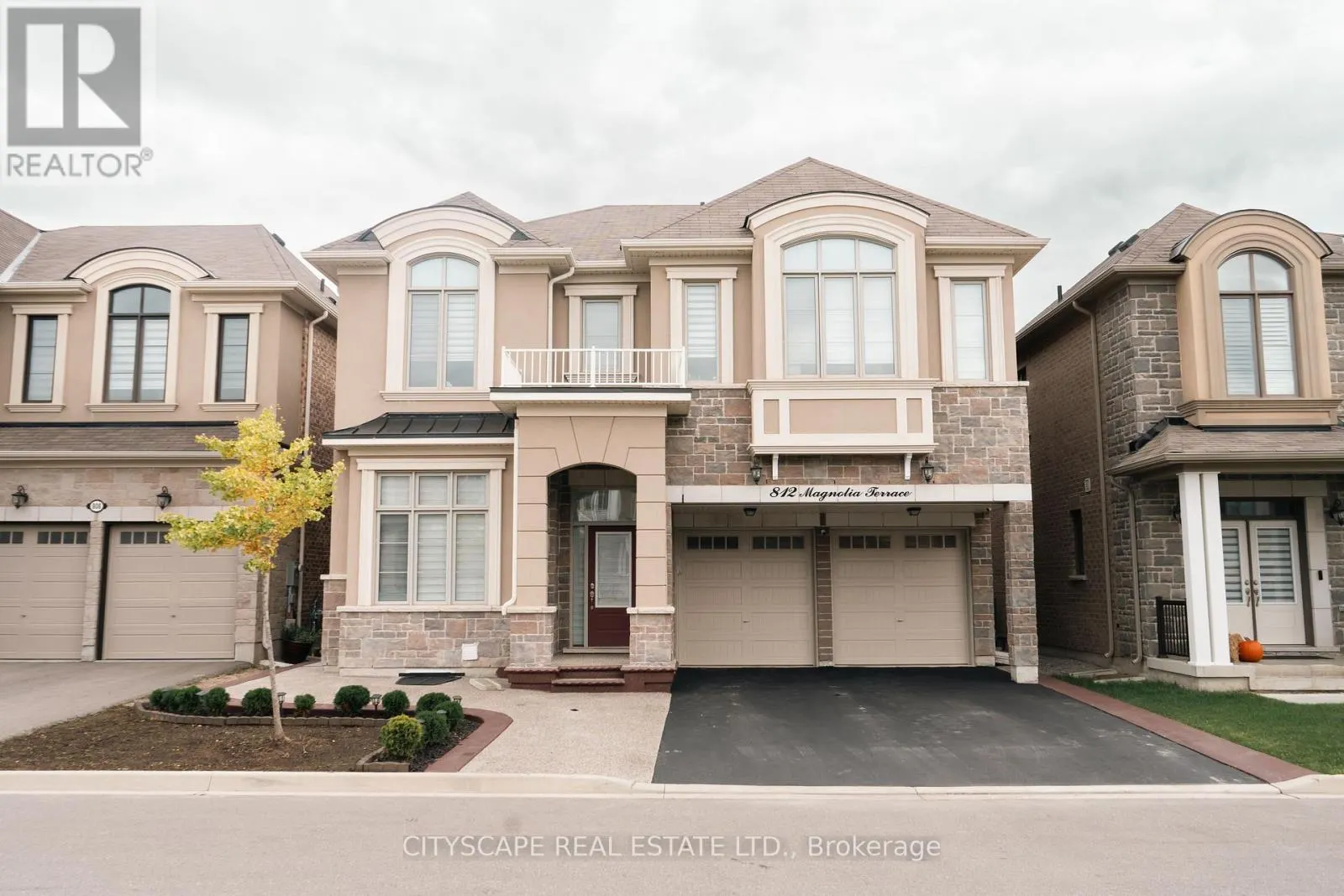 812 MAGNOLIA TERRACE