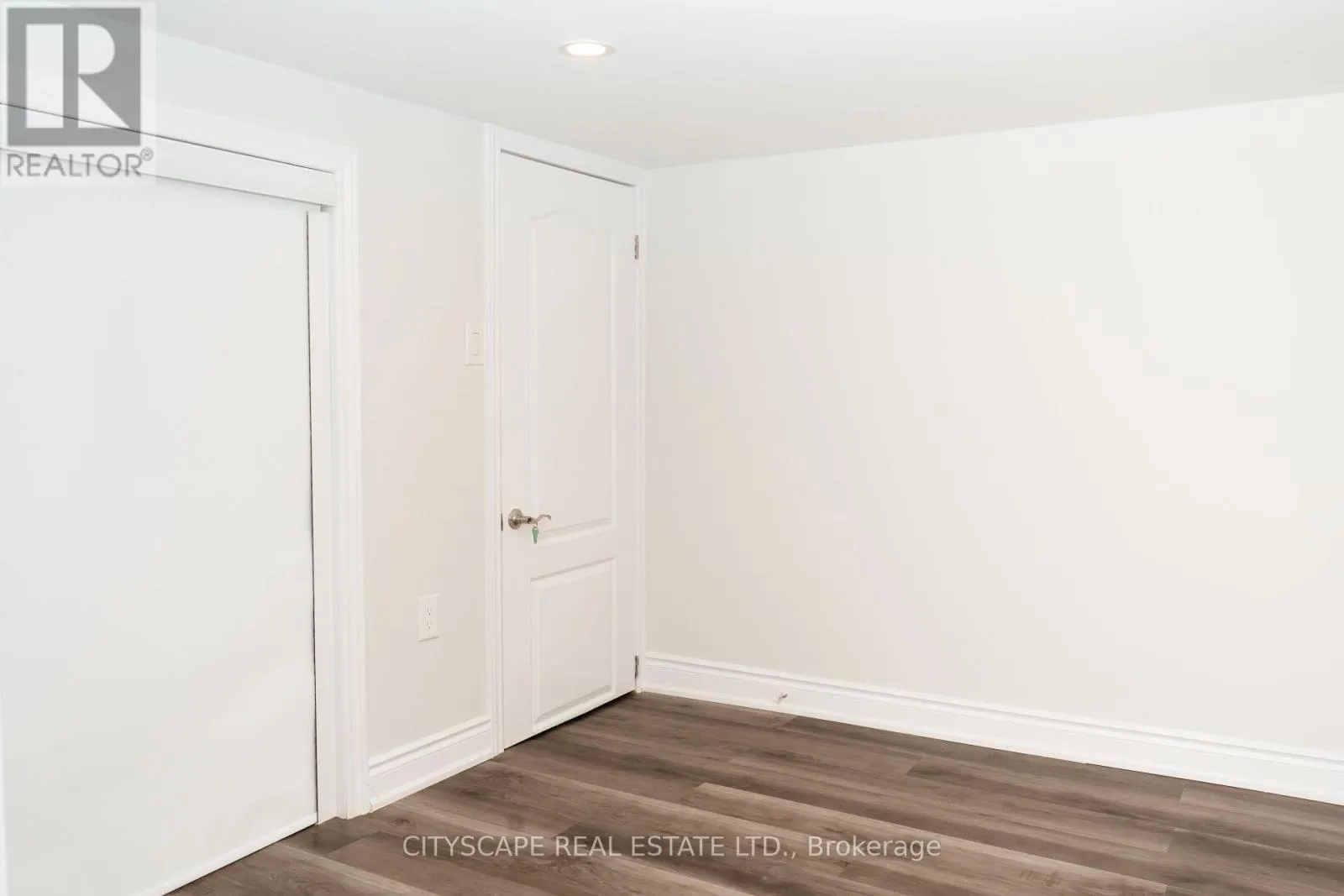 812 MAGNOLIA TERRACE