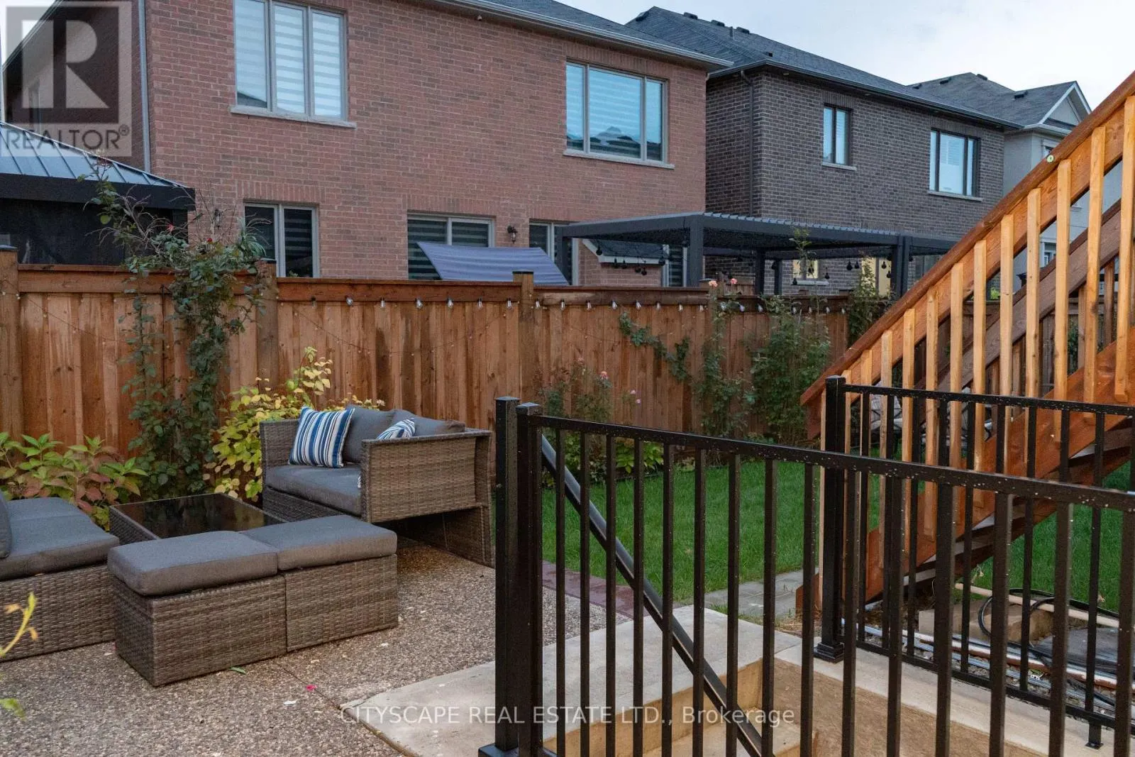 812 MAGNOLIA TERRACE