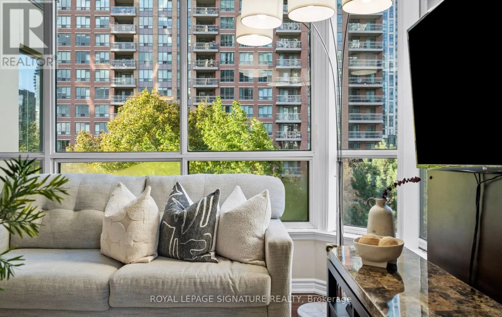 405 - 55 ELM DRIVE W