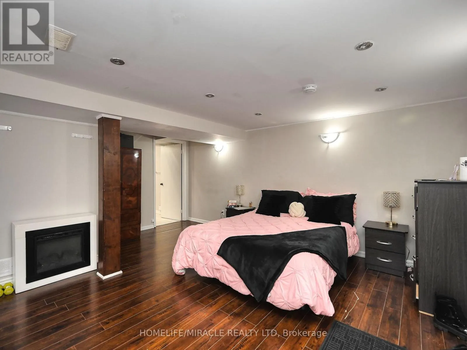 10 GRASS POINT SQUARE