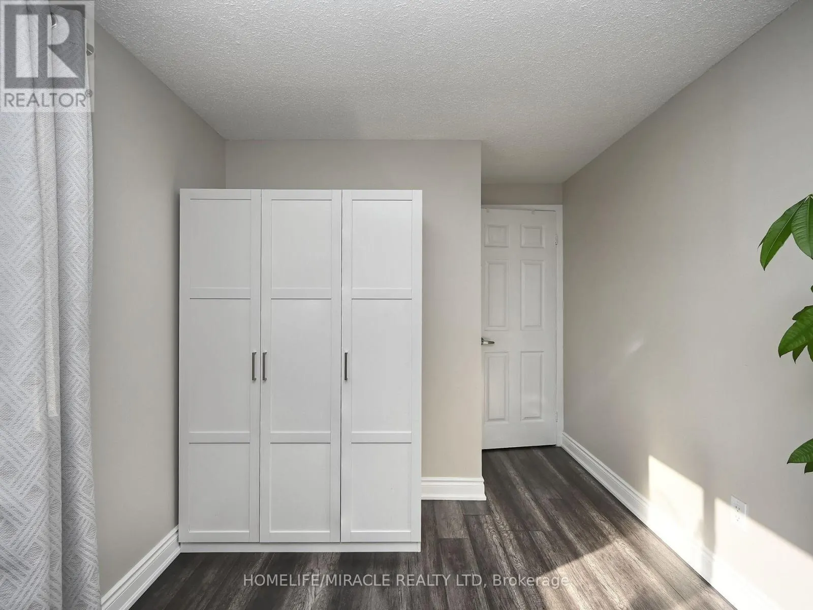 10 GRASS POINT SQUARE