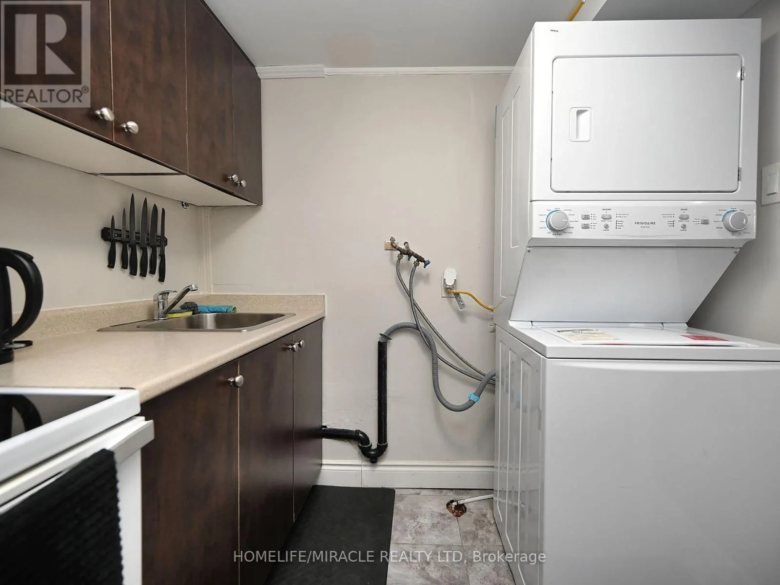 10 GRASS POINT SQUARE