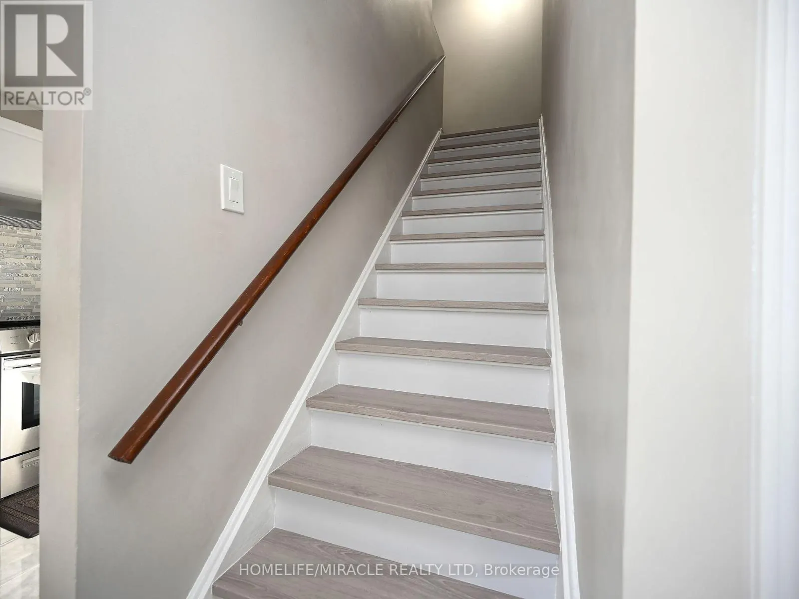 10 GRASS POINT SQUARE