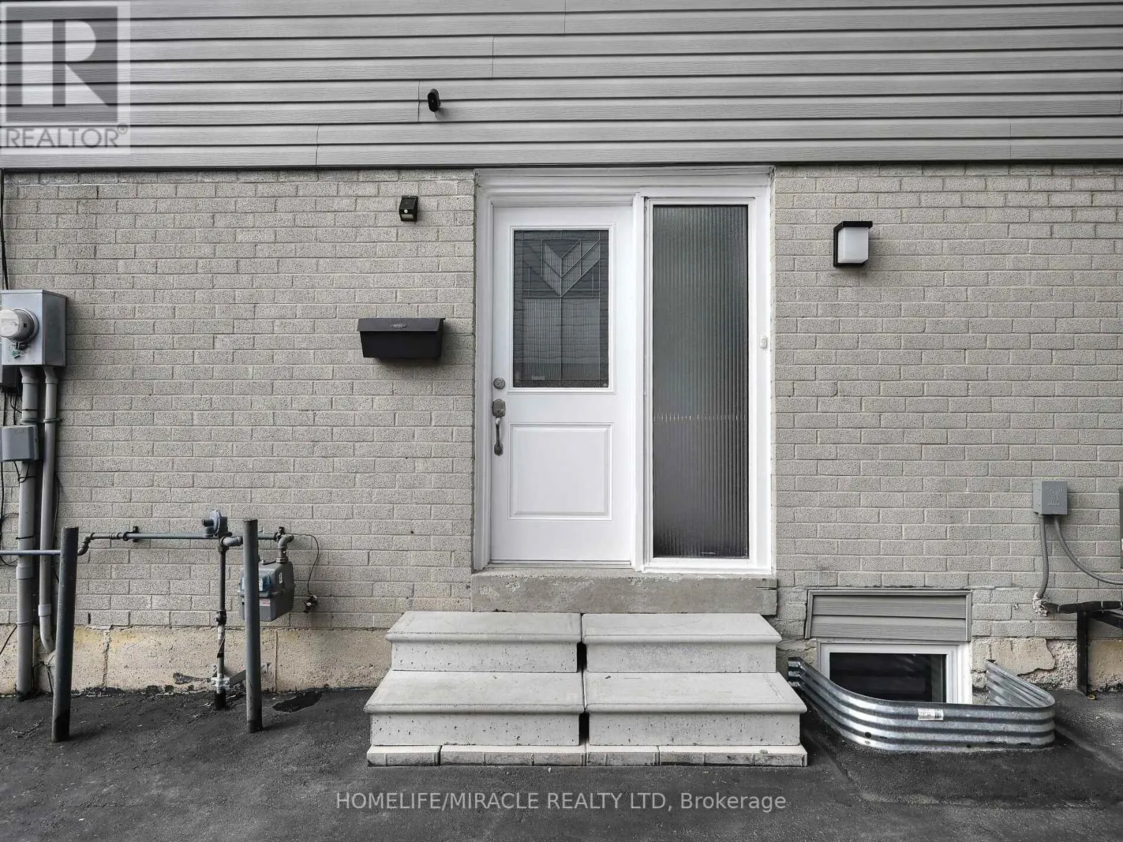 10 GRASS POINT SQUARE