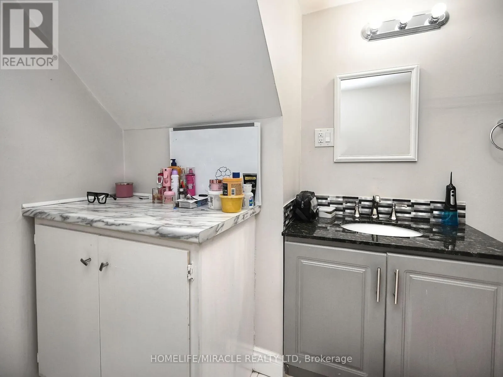 10 GRASS POINT SQUARE