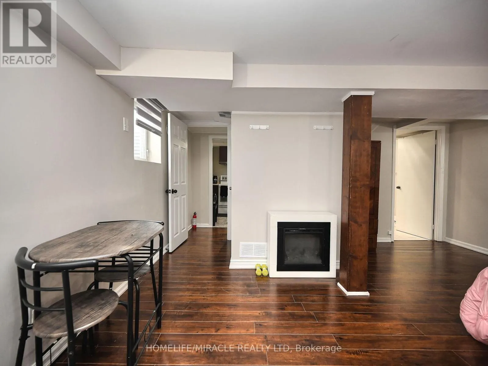 10 GRASS POINT SQUARE