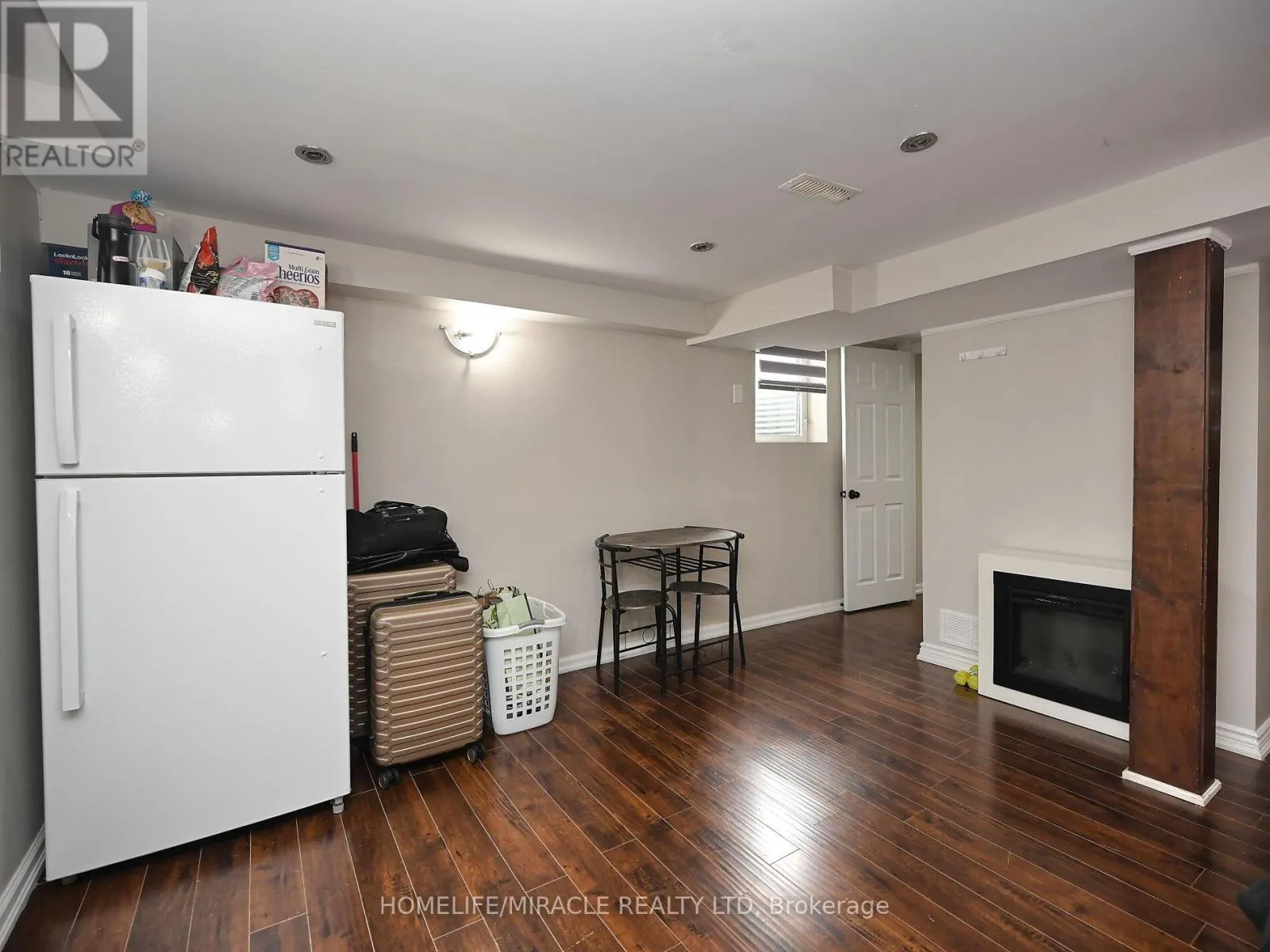 10 GRASS POINT SQUARE