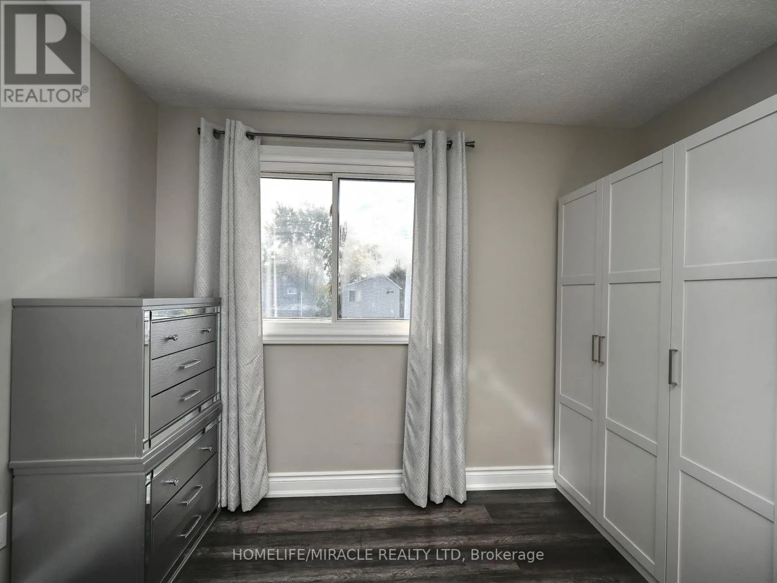 10 GRASS POINT SQUARE