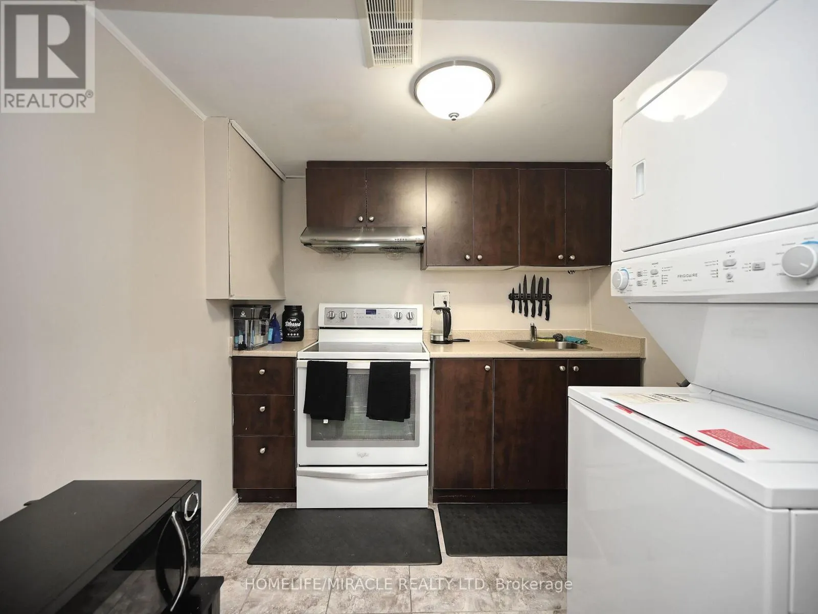 10 GRASS POINT SQUARE