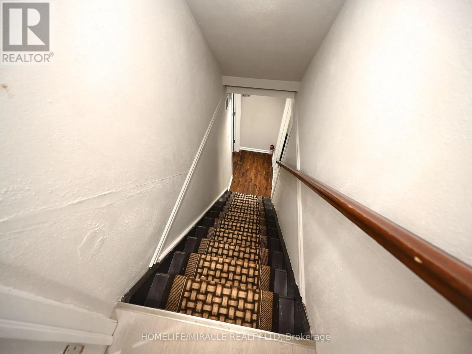 10 GRASS POINT SQUARE