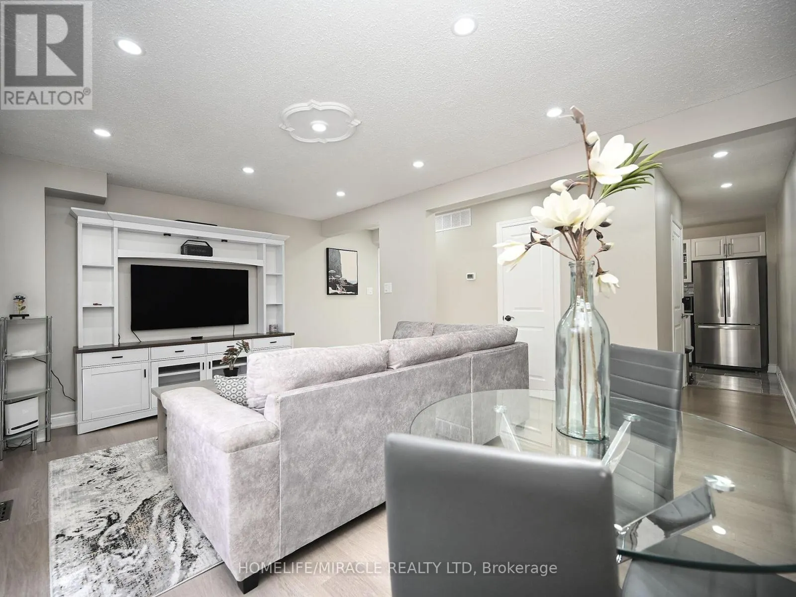 10 GRASS POINT SQUARE