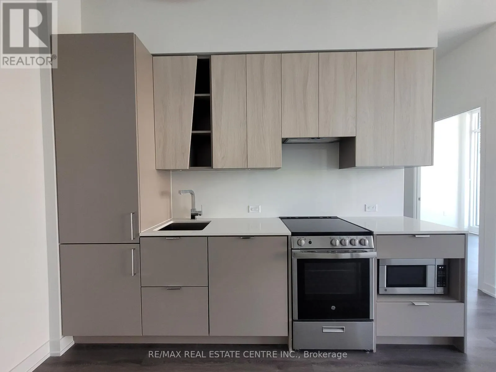 302 - 3883 QUARTZ ROAD