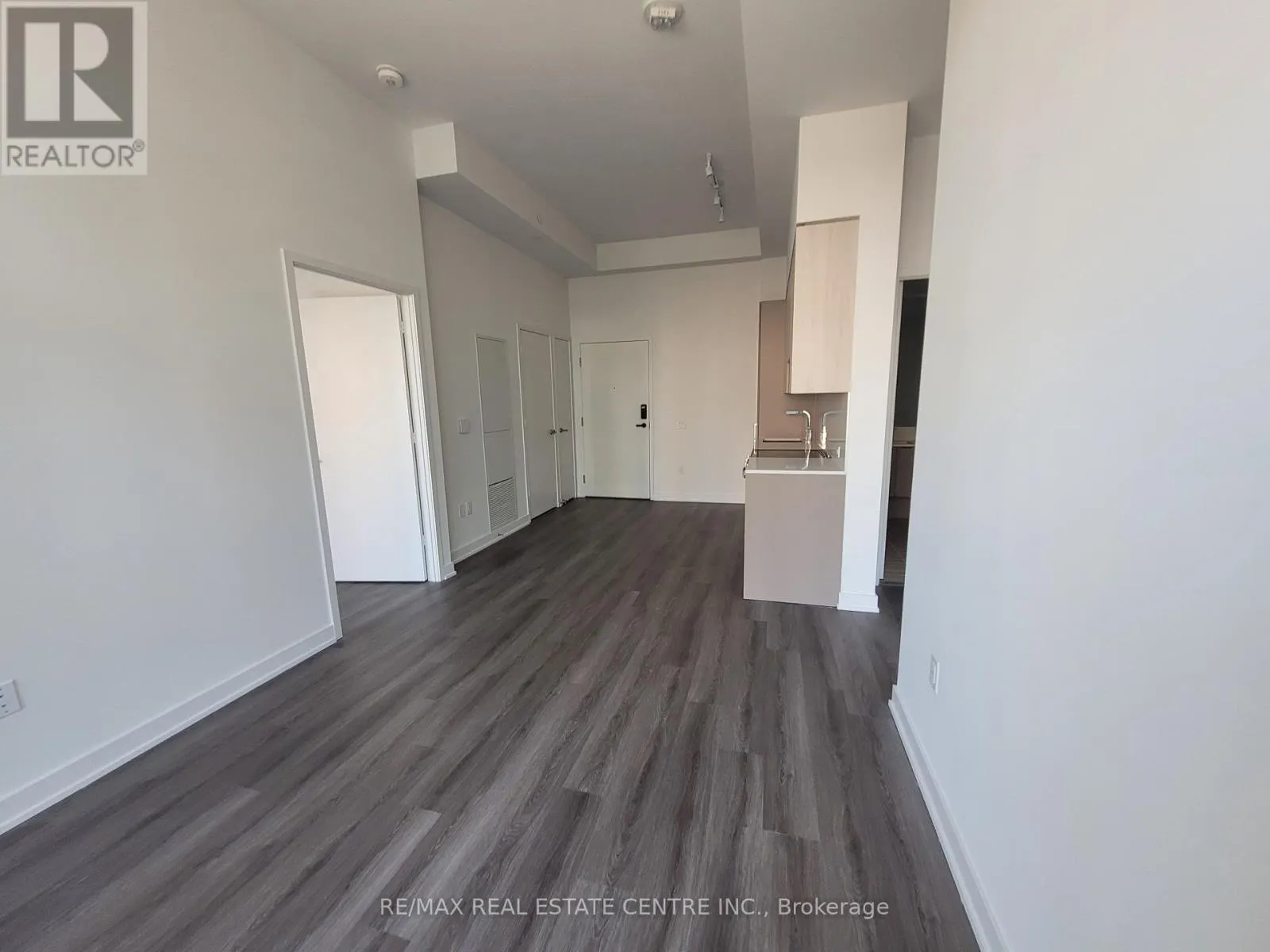 302 - 3883 QUARTZ ROAD