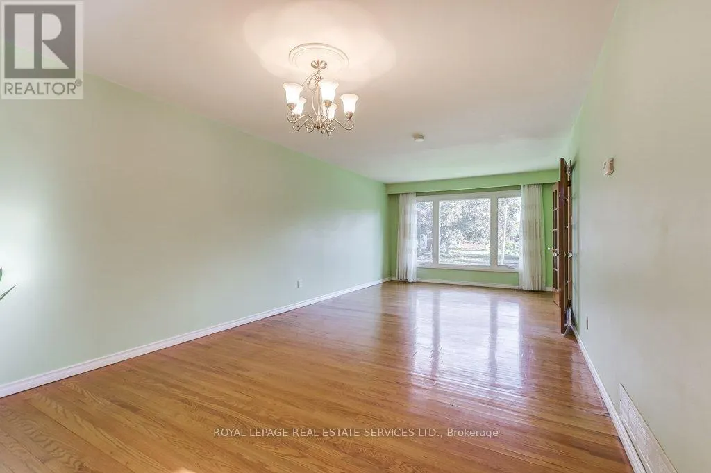 1232 NAPIER CRESCENT