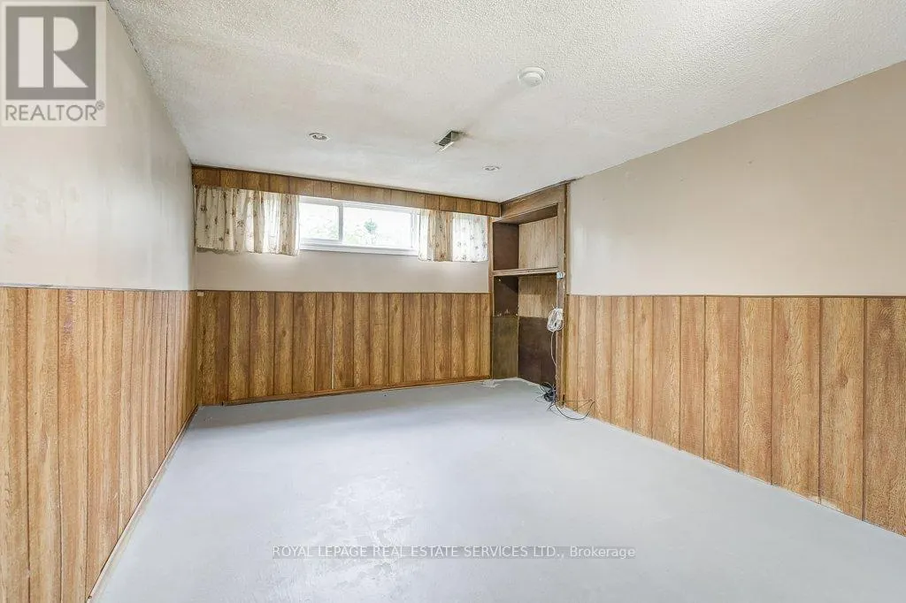 1232 NAPIER CRESCENT