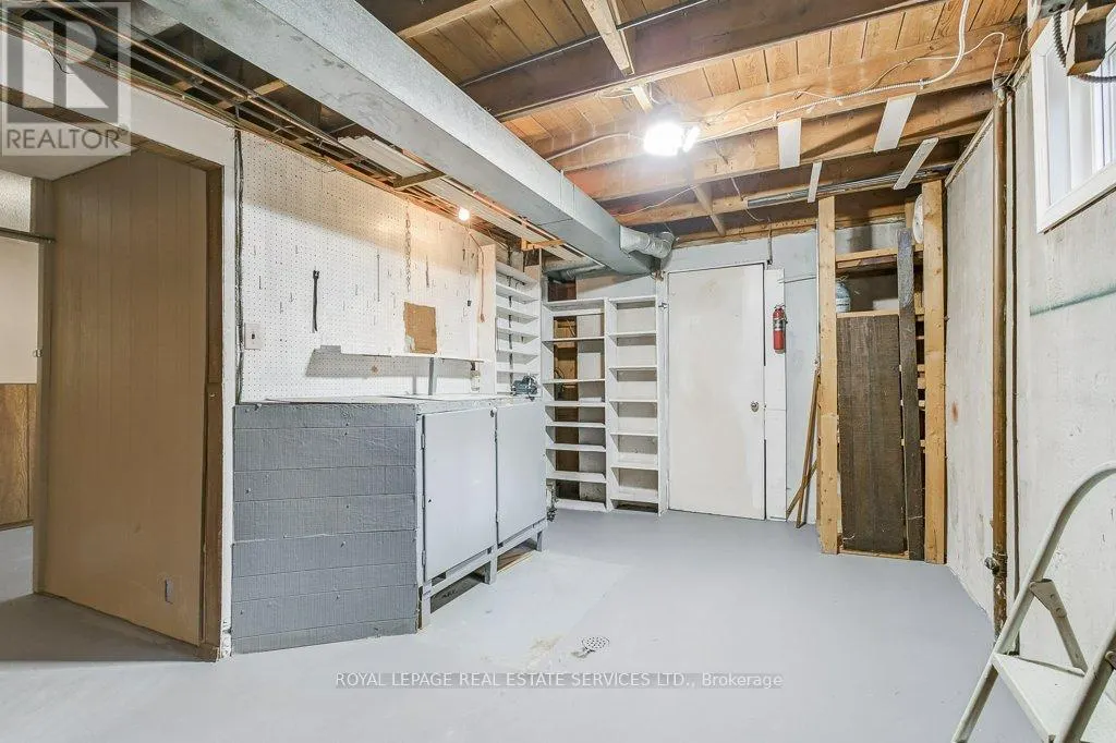 1232 NAPIER CRESCENT