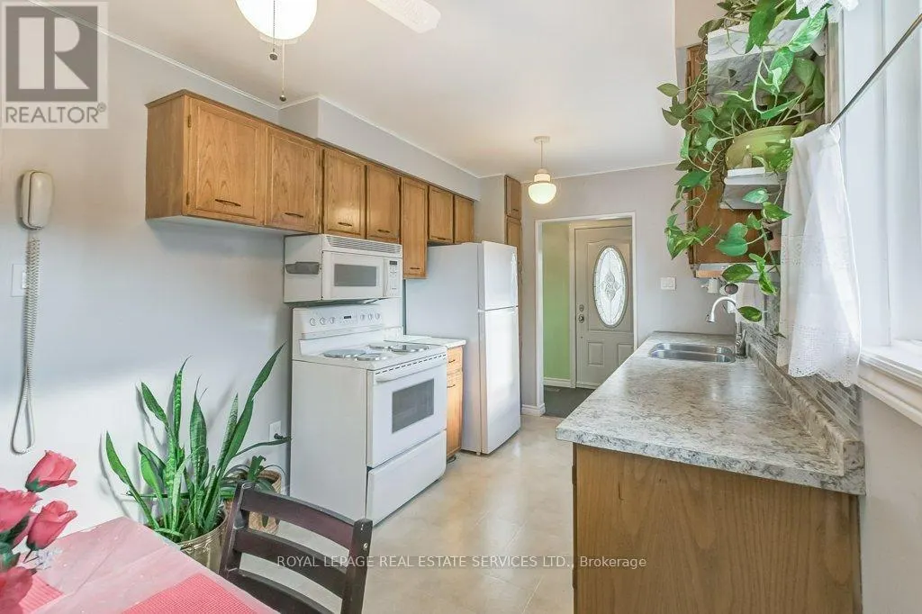 1232 NAPIER CRESCENT