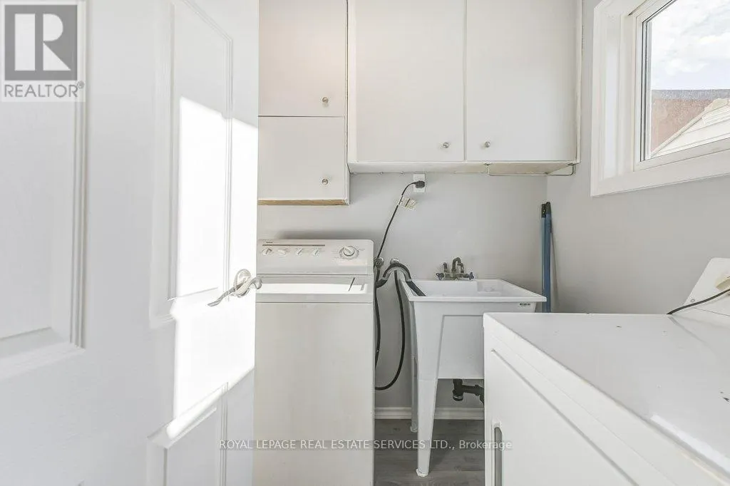 1232 NAPIER CRESCENT