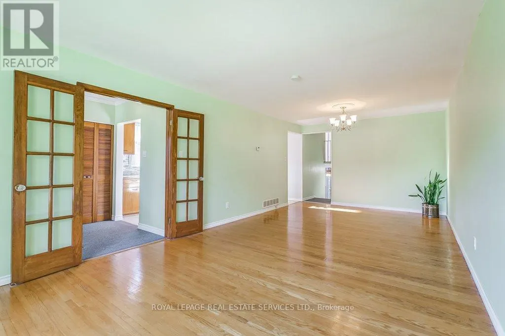 1232 NAPIER CRESCENT