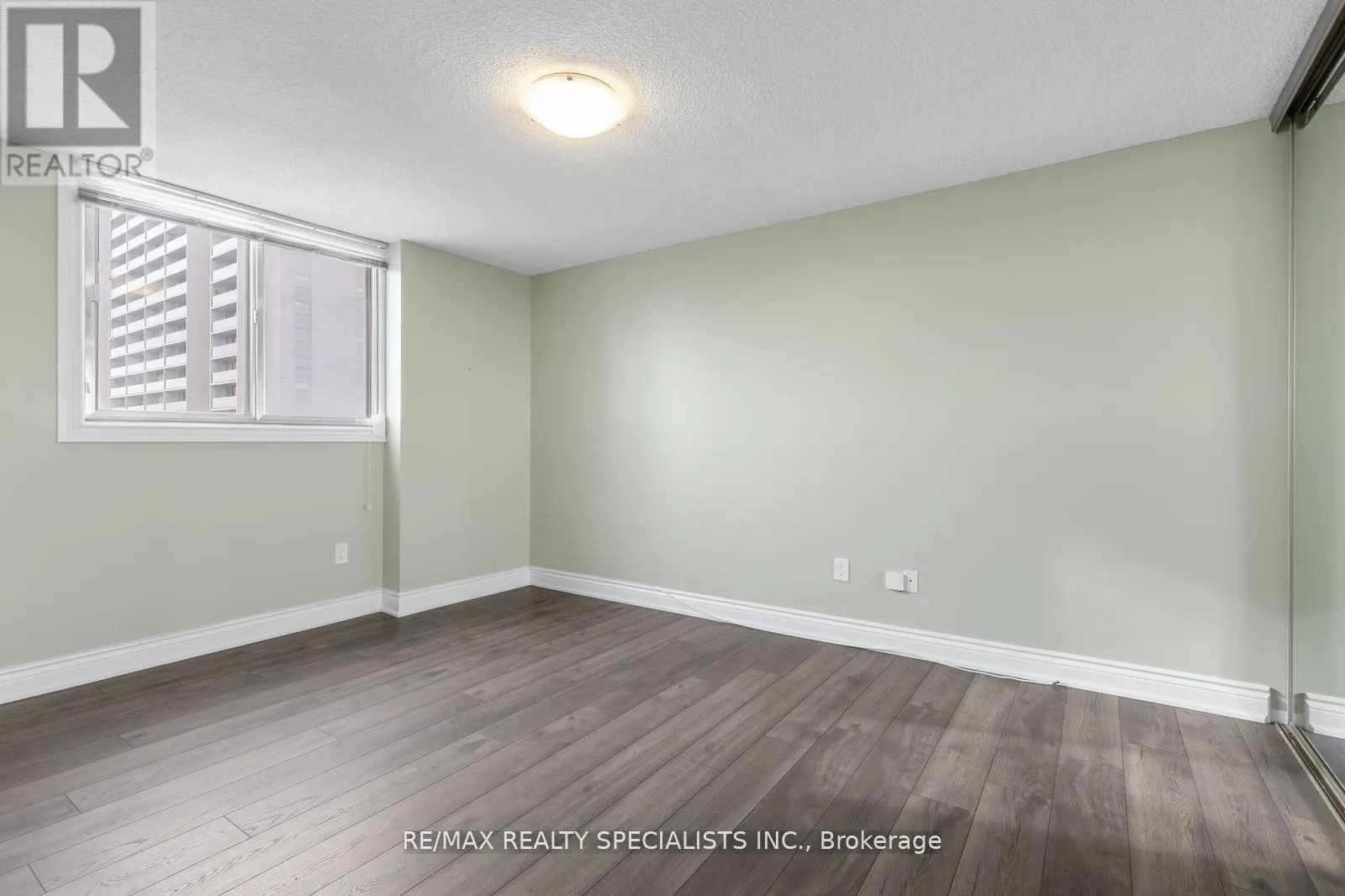 803 - 820 BURNHAMTHORPE ROAD