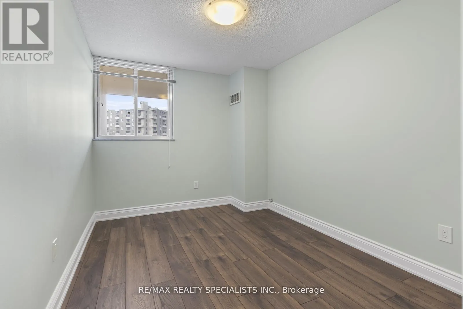 803 - 820 BURNHAMTHORPE ROAD