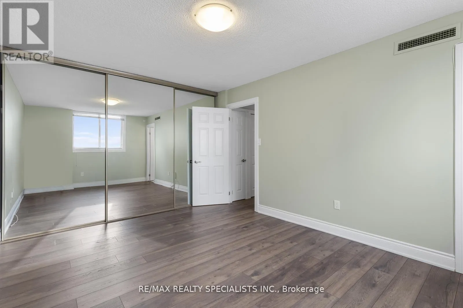 803 - 820 BURNHAMTHORPE ROAD