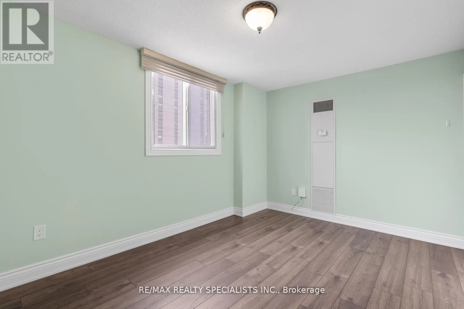 803 - 820 BURNHAMTHORPE ROAD