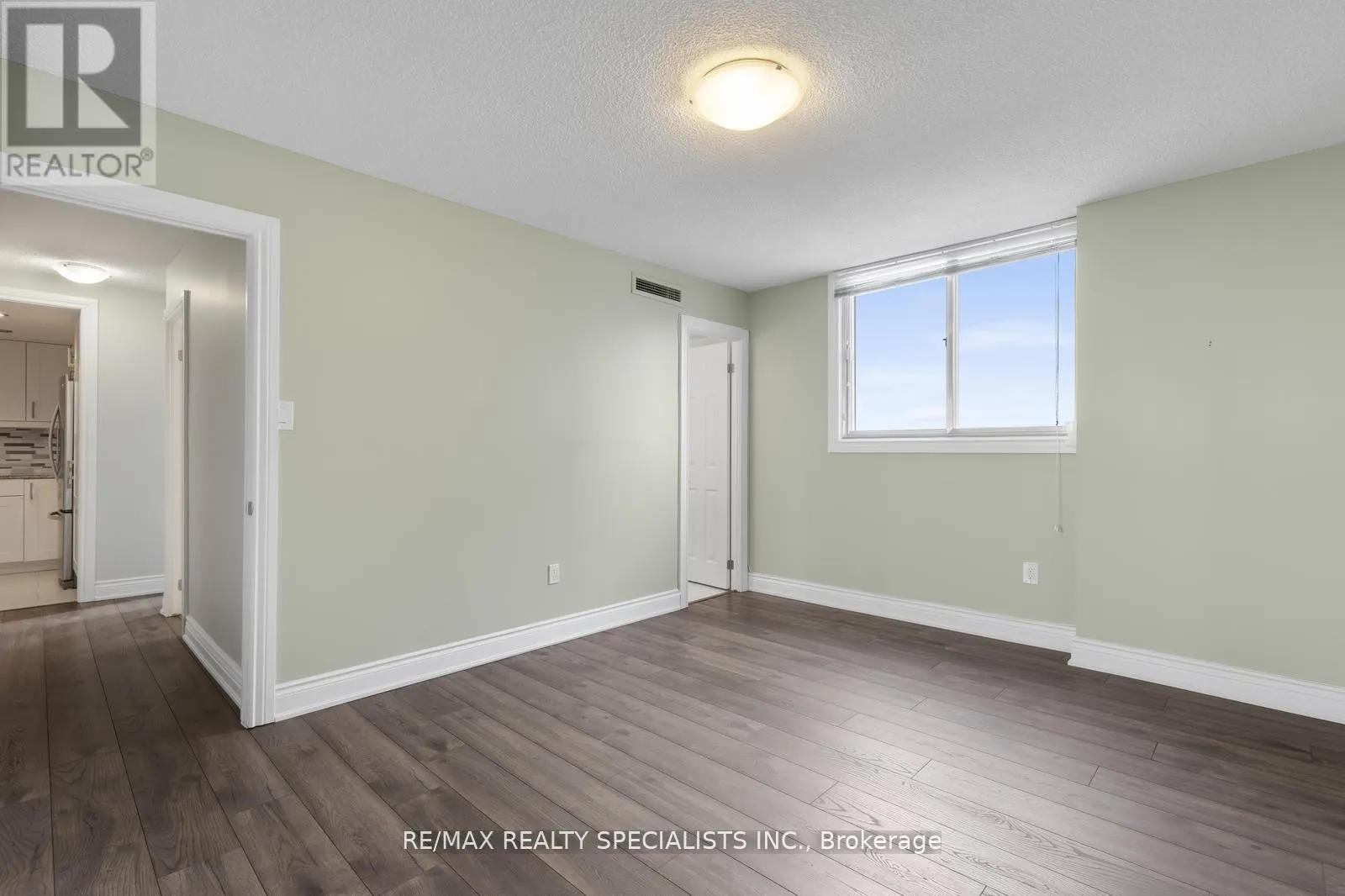 803 - 820 BURNHAMTHORPE ROAD