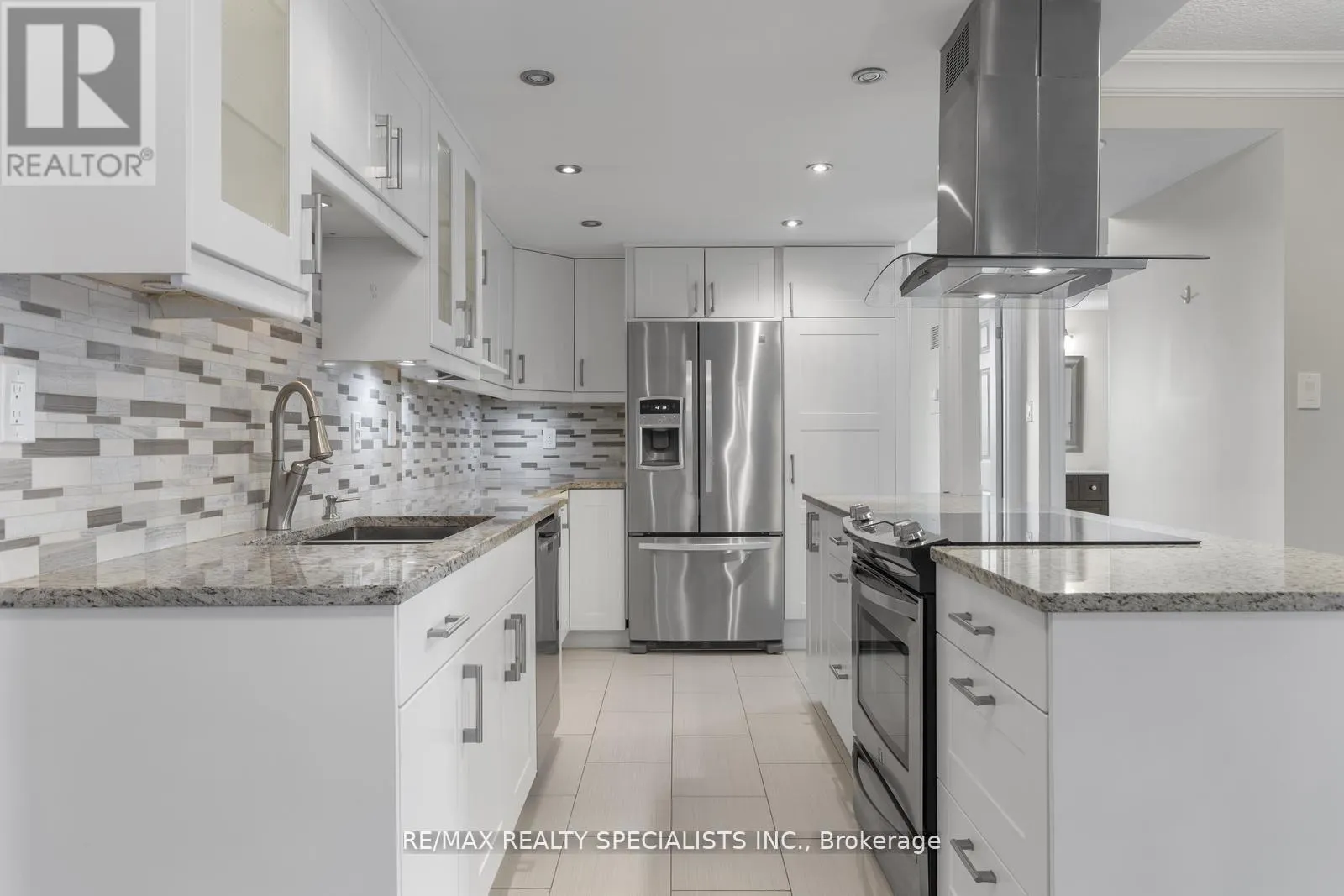 803 - 820 BURNHAMTHORPE ROAD