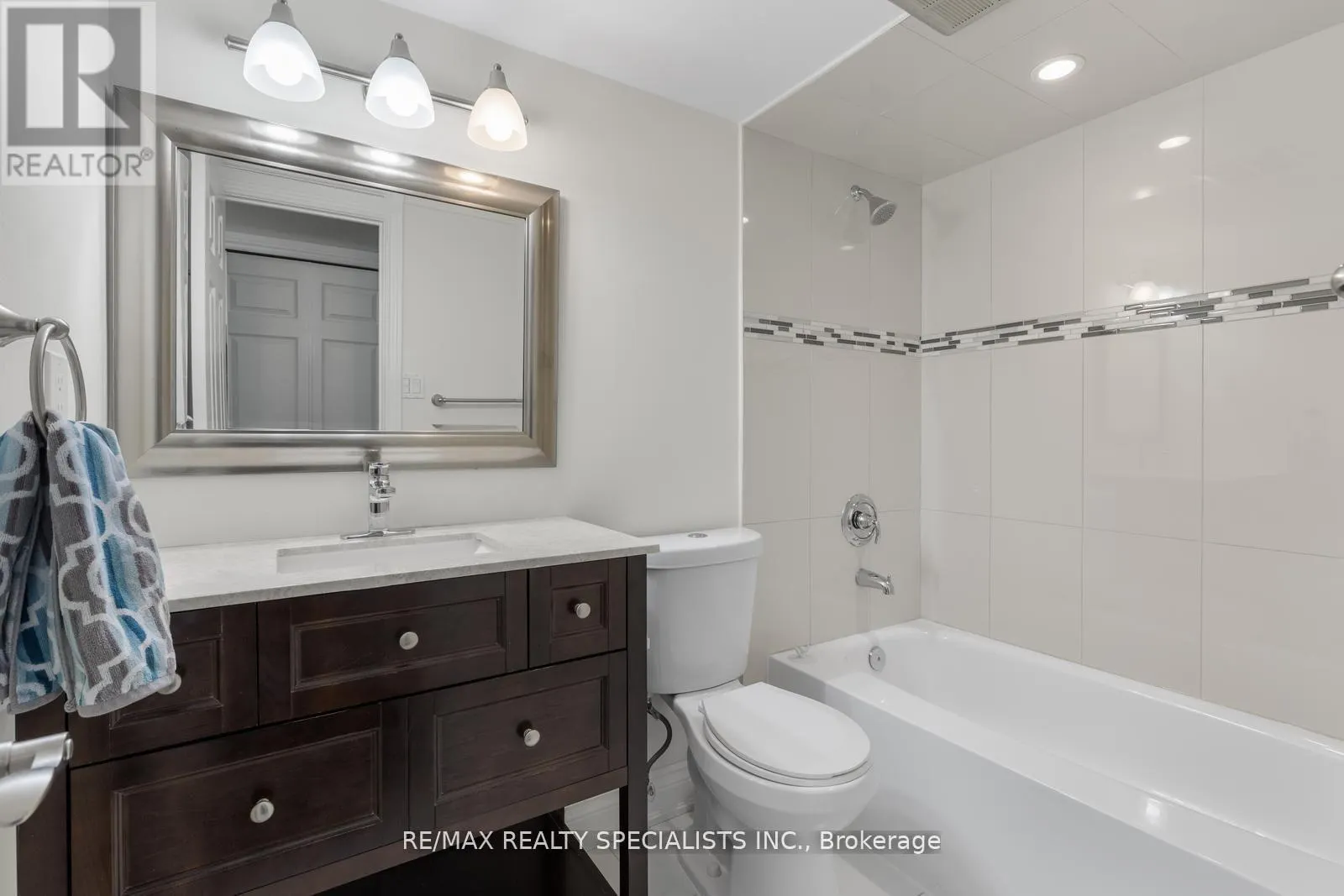 803 - 820 BURNHAMTHORPE ROAD