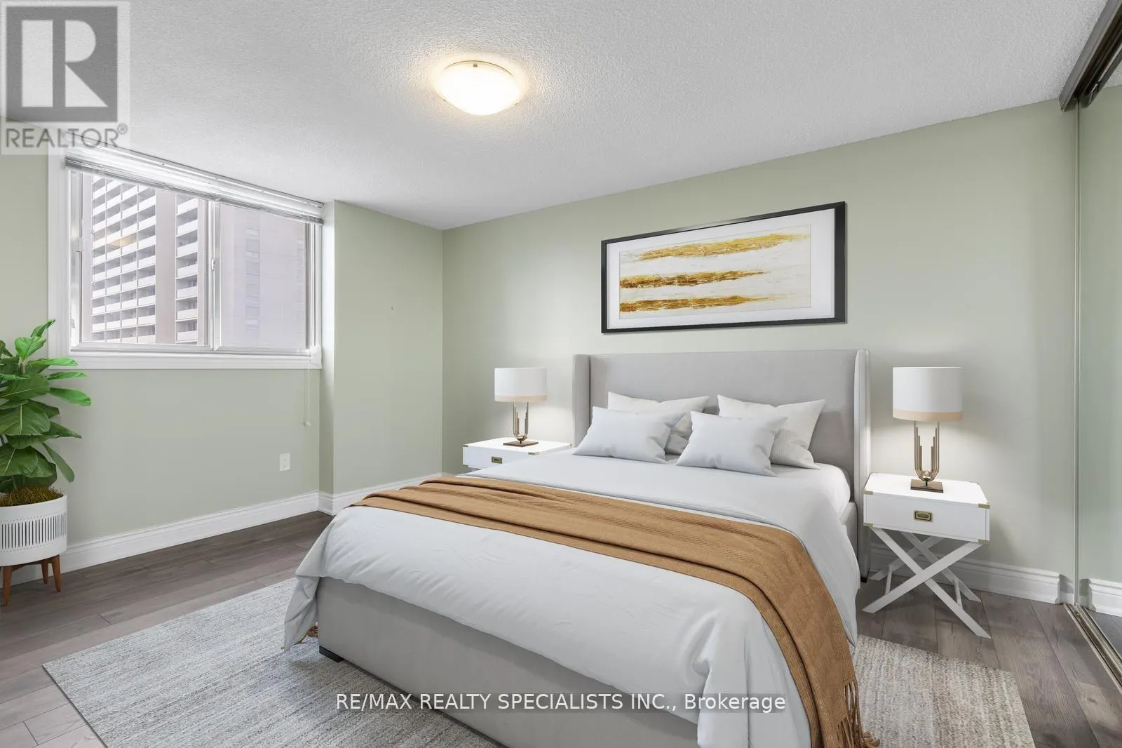 803 - 820 BURNHAMTHORPE ROAD